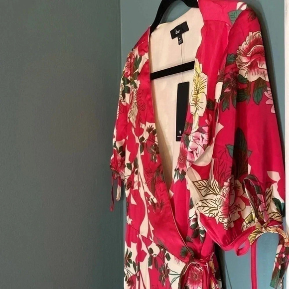 Lulus NWT pink short sleeve wrap dress- floral pattern - size medium - Picture 6 of 9